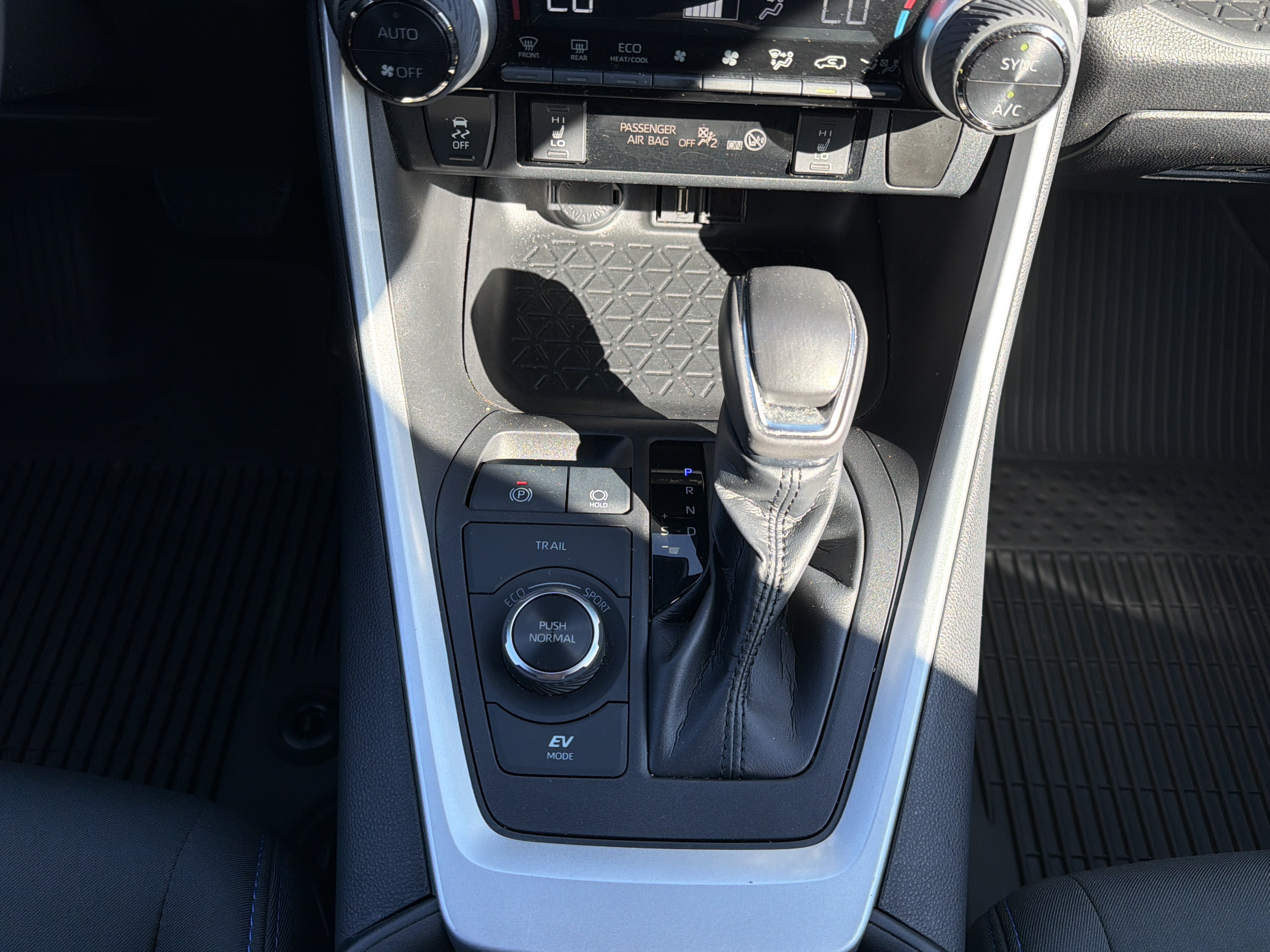Used 2022 Toyota RAV4 SE w/ Convenience Package AWD/4WD image 23