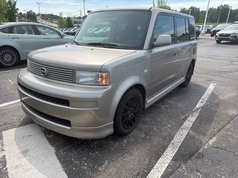 Used 2005 Scion xB FWD image 2