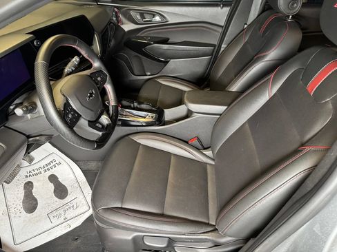 Used 2025 Chevrolet Trax RS FWD image 20
