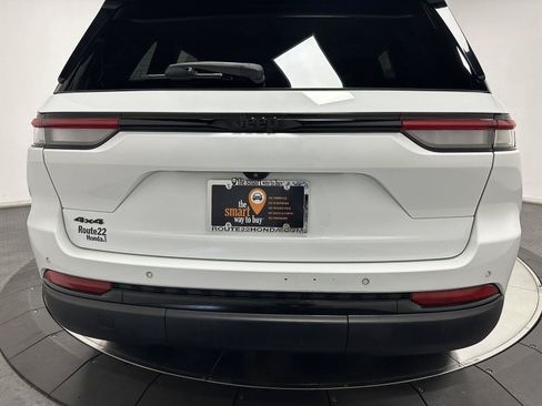 Used 2023 Jeep Grand Cherokee Altitude AWD/4WD image 12