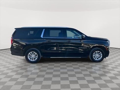 Used 2025 Chevrolet Suburban LT image 4