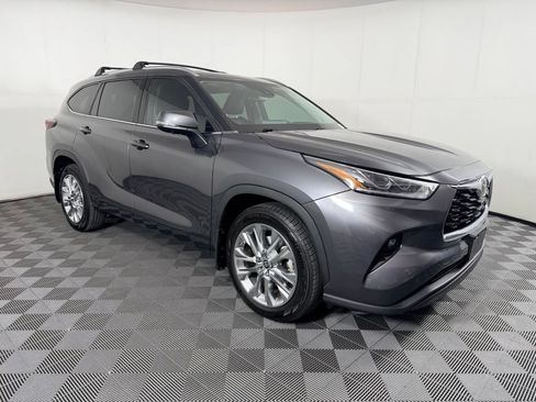 Used 2024 Toyota Highlander Limited FWD image 3