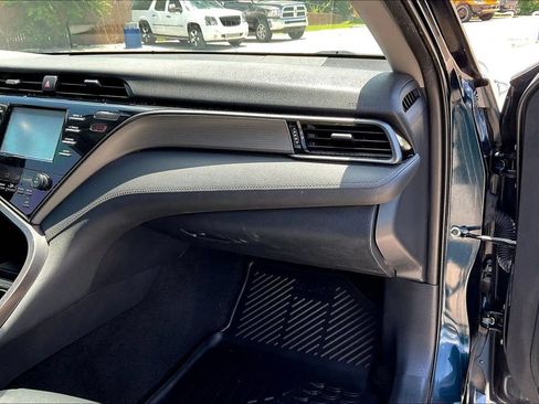 Used 2019 Toyota Camry SE FWD image 17