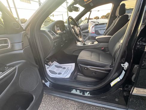 Used 2017 Jeep Grand Cherokee Laredo w/ Quick Order Package 23E image 18