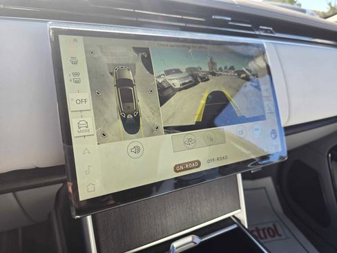 Used 2025 Land Rover Range Rover SV image 32