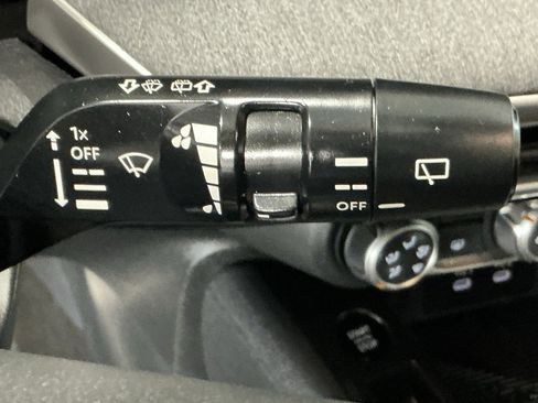 Used 2025 Nissan Kicks SV image 12