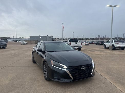 Certified 2023 Nissan Altima 2.5 SV w/ SV Premium Package image 2