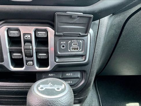 Used 2018 Jeep Wrangler Unlimited Sport S AWD/4WD image 12
