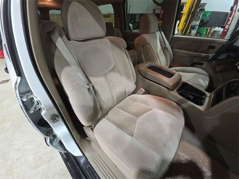 Used 2004 Chevrolet Suburban LS image 26