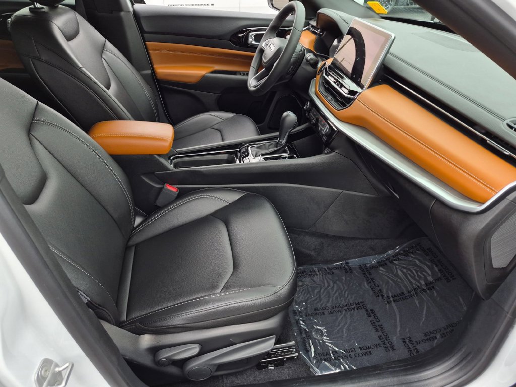 Certified 2025 Jeep Compass Limited AWD/4WD image 33