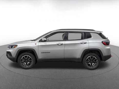 Used 2025 Jeep Compass Trailhawk AWD/4WD image 3