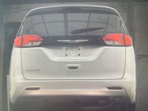 Used 2023 Chrysler Voyager LX image 10