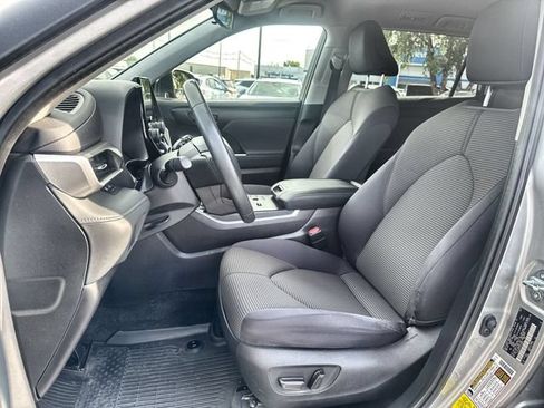 Used 2023 Toyota Highlander LE FWD image 11