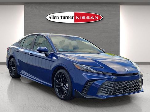 Used 2026 Toyota Camry SE FWD image 1