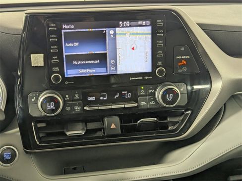 Used 2022 Toyota Highlander XLE image 19