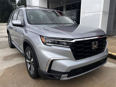 Used 2024 Honda Pilot Touring image 1