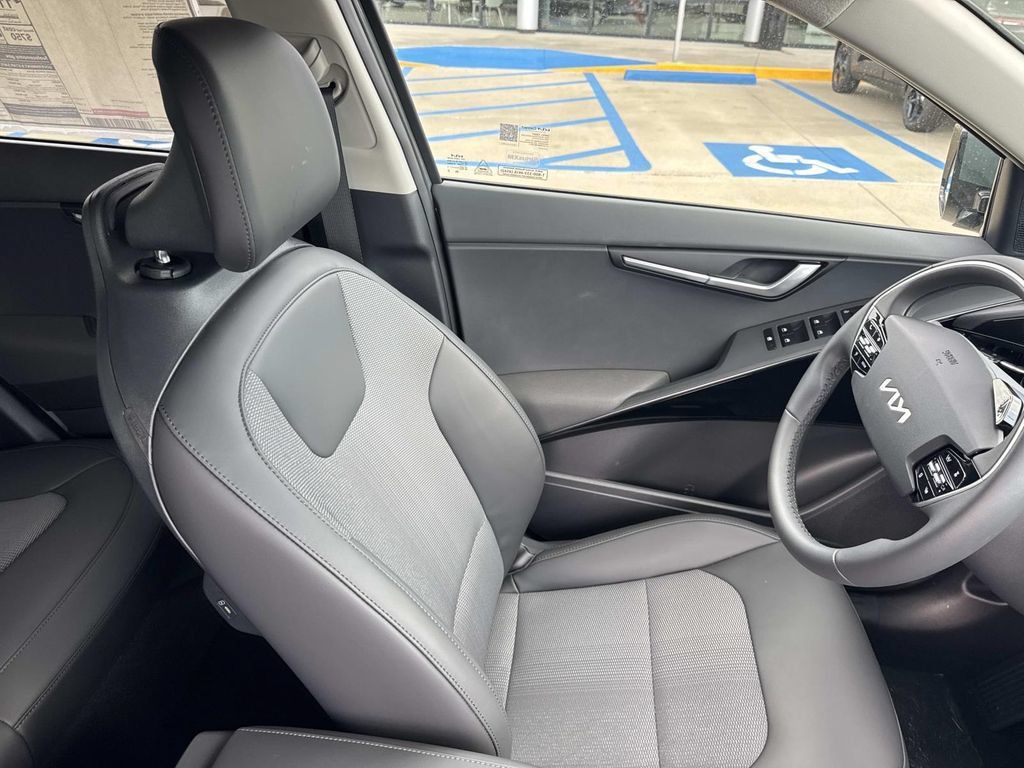 New 2026 Kia Niro Wind FWD image 12