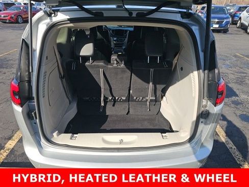 Used 2023 Chrysler Pacifica Touring-L image 13