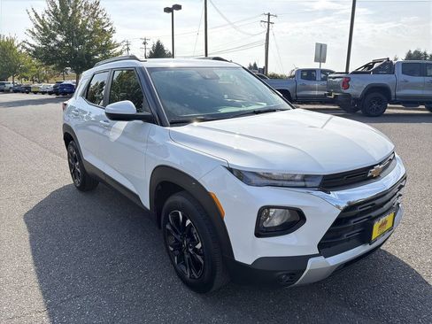 Used 2023 Chevrolet TrailBlazer LT w/ Convenience Package AWD/4WD image 3