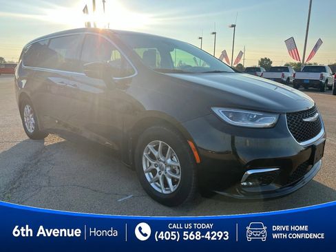 Used 2023 Chrysler Pacifica Touring-L FWD image 3