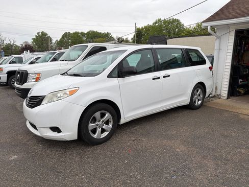 Used 2014 Toyota Sienna L FWD image 3