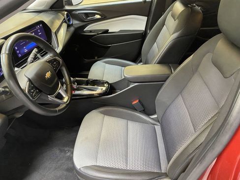Used 2025 Chevrolet Trax LT w/ LT Convenience Package FWD image 19