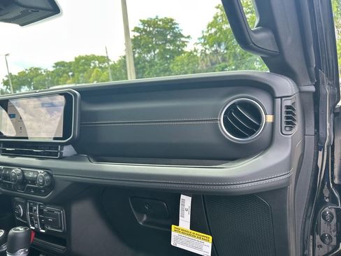 Used 2025 Jeep Wrangler Unlimited Sahara AWD/4WD image 24