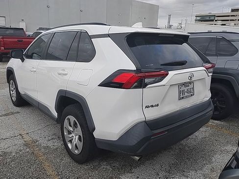 Used 2021 Toyota RAV4 LE FWD image 2