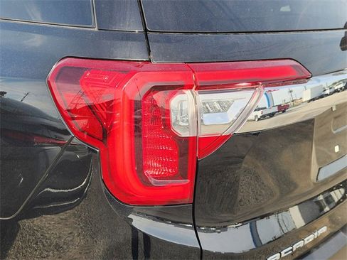 Used 2023 GMC Acadia SLE w/ Driver Convenience Package image 7