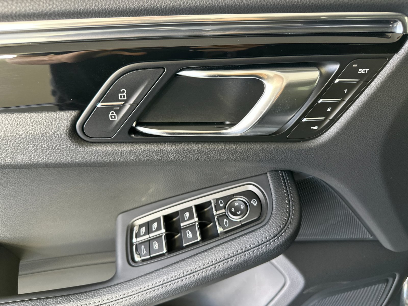 Certified 2026 Porsche Macan AWD/4WD image 12