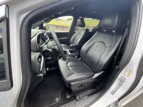 Used 2025 Chrysler Pacifica Select FWD image 14