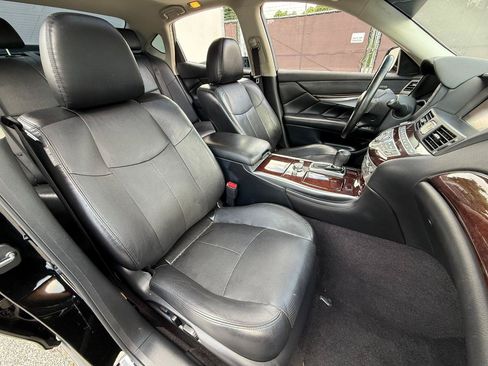 Used 2018 INFINITI Q70 Luxe RWD image 18