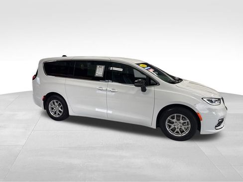 Used 2025 Chrysler Pacifica Select FWD image 7