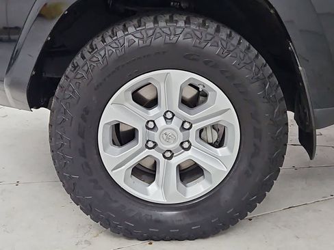 Used 2018 Toyota 4Runner SR5 AWD/4WD image 13