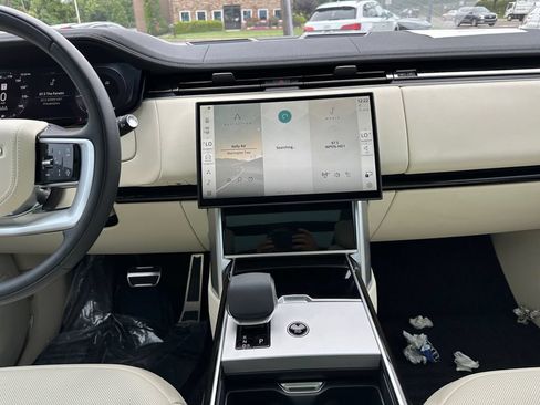 Used 2025 Land Rover Range Rover SE AWD/4WD image 11