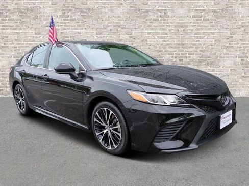 Used 2019 Toyota Camry SE FWD image 1