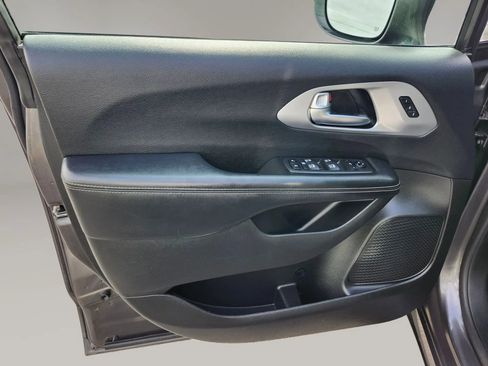Used 2020 Chrysler Pacifica Limited w/ S Appearance Package FWD image 13