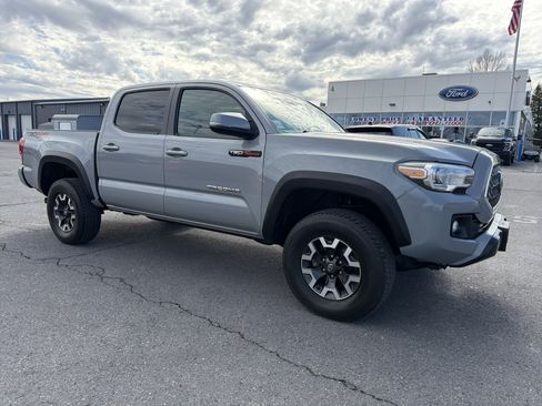 Used 2019 Toyota Tacoma TRD Off-Road w/ Technology Package image 1