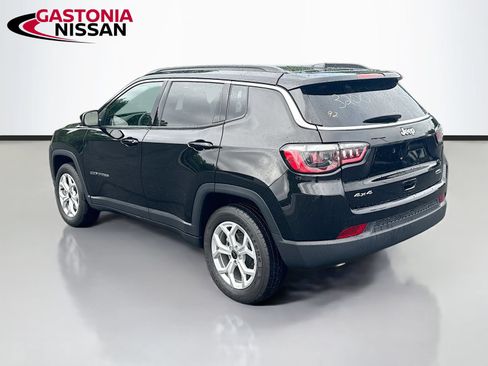Used 2025 Jeep Compass Latitude AWD/4WD image 6