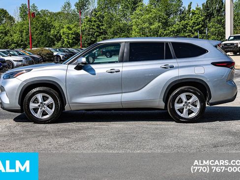 Used 2025 Toyota Highlander LE FWD image 9