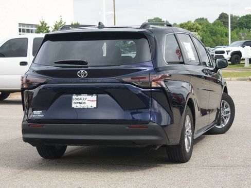 Used 2026 Toyota Sienna LE AWD/4WD image 30