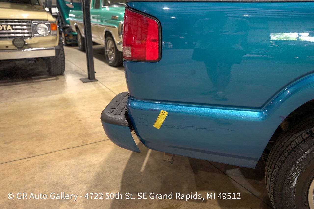 Used 2001 Chevrolet S10 Pickup LS w/ Preferred Equipment Group RWD image 35