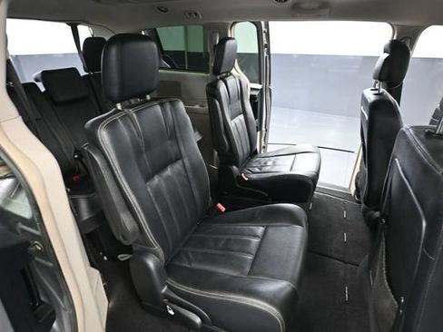 Used 2015 Chrysler Town & Country Touring FWD image 38