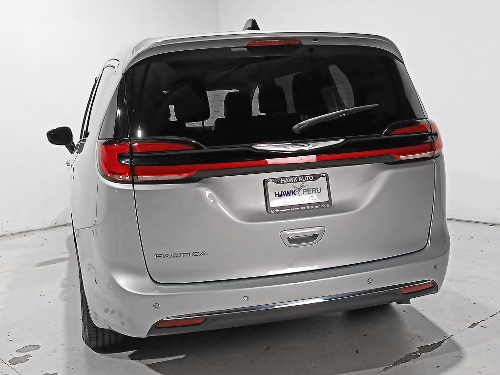 Used 2024 Chrysler Pacifica Touring-L FWD image 5