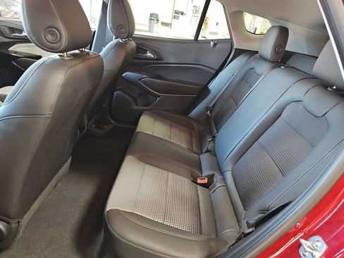 Used 2025 Chevrolet Trax LT w/ LT Convenience Package FWD image 11