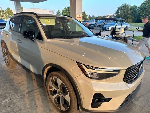 Used 2024 Volvo XC40 B5 Plus AWD/4WD image 3