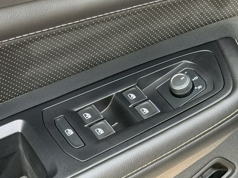 Used 2025 Volkswagen Atlas Cross Sport SE FWD image 24