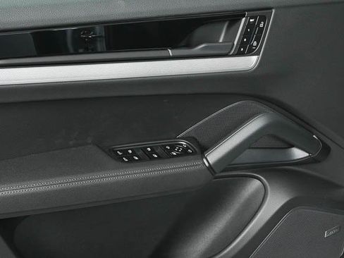 Certified 2025 Porsche Cayenne image 6