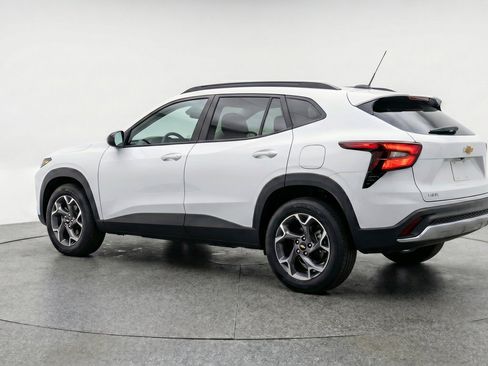Used 2025 Chevrolet Trax LT FWD image 6