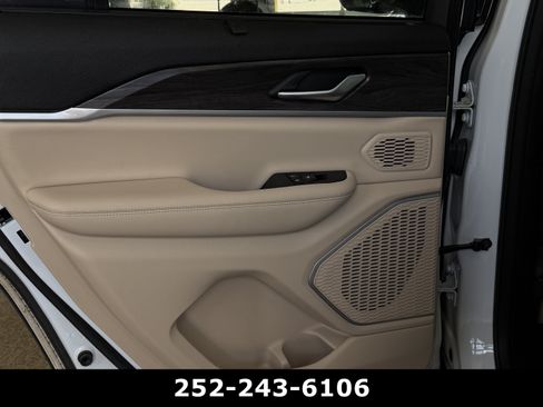 Used 2022 Jeep Grand Cherokee Limited 4xe w/ Luxury Tech Group II AWD/4WD image 37